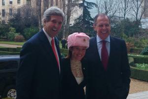 Псаки сказала, что повредила ногу, поэтому носит медицинский сапог. Странно, почему же она не носит медицинскую шапку?!!
Тем более, что ей Лавров такую ушанку подарил.