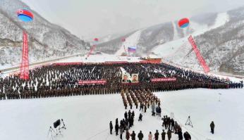 Он открылся на прошлый новый год.
Снега там зимой хватает.
