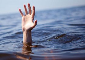 Те же портреты над водным барьером