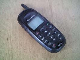 Моторолла CD930, до сих пор считается что у нее самый мощный вибровызов, была уже литивая батарея и совершенно фееричная инструкция, дословный перевод с американского)))