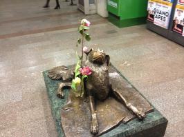 Памятник собаке в метро Новослободская, «Посвящается гуманному отношению к домашним животным», понимаю, что не совсем в тему о геройствах, но мне кажется нельзя не вспомнить и этого славного пса...