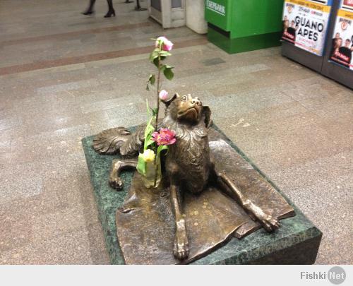 Памятник собаке в метро Новослободская, «Посвящается гуманному отношению к домашним животным», понимаю, что не совсем в тему о геройствах, но мне кажется нельзя не вспомнить и этого славного пса...