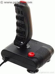 Агаты в школе помню и их ужасную клавиатуру. Клавиши надо было чуть ли не молотком забивать. А у самого дома вот такое чудо стояло. По тем временам наикрутейшая машина была.