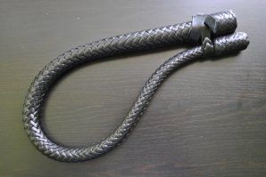 Нагайка злая вещь. На фото довольно нежный вариант. А вот такая реально лбы ломает