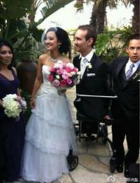 Во-первых, животные не накручивают себе мыслей о том, что у них чего-то нет и они чем-то отличаются от других, они просто живут, и когда живут с теми, кто их любит и кто о них заботится, счастливы. А во-вторых вот: ни рук, ни ног с рождения, но при этом ни у кого язык не повернется попробовать убедить его в том, что он не счастлив.