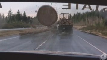 Сразу вспомнился момент фильма. Только в ролике - замедленная съемка...Или неудачный дубль)))