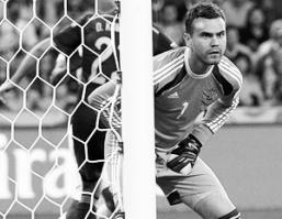 Федерацию футбола Алжира оштрафовали за болельщиков, светивших лазером в лицо Акинфееву.