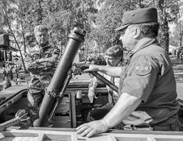 Киев передает Национальной гвардии Украины предназначенную иностранным заказчикам военную технику, фактически приостанавливая все известные контракты на поставку бронетехники за рубеж.