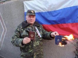 Крымчанка украинцам: "Мы были вашими гражданами?"Всем майдановским и не очень украинкам, которые сейчас так громко кричат «крымчане - наши граждане», посвящается. Не поздновато ли вы спохватились, милые?Когда в начале 90-х в Крым приезжали «автобусы дружбы», чтобы научить нас правильно любить Украину - мы были вашими гражданами?Когда нас стравливали с татарами - мы были вашими гражданами?Когда в 1995 ВР Украины лишила Крым института президентства и переписала нашу конституцию, наплевав на международное и свое собственное законодательство - мы были вашими гражданами?Когда в Киеве при отключении электричества в одном из домов шутили: «О, на Крым свет дали!» - мы были вашими гражданами?Когда ВУЗы западной и центральной Украины негласно отказались принимать выпускников крымских школ - мы были вашими гражданами?Когда Тимошенко кричала: «Я поставлю Севастополь на колени!» - мы были вашими гражданами?Когда украинская власть брала откаты за продажу земель Никитского Ботанического Сада - мы были вашими гражданами?Когда украинские чиновники выкупали наши предприятия, доводили их до банкротства и пускали в распил в прямом значении этого слова - мы были вашими гражданами?Когда власть разрешила продажу Багеровского аэропорта с уникальной взлетной полосой, способной принимать шатлы и Бураны - мы были вашими гражданами?Когда нам навязывали «героев», служивших фашистскому режиму, а нашу историю затирали - мы были вашими гражданами?Когда в школьных учебниках истории создавался образ Крыма - рассадника сепаратизма - мы были вашими гражданами?Когда насильно переписывался гимн Севастополя - мы были вашими гражданами?Когда у нас пытались отобрать язык - мы были вашими гражданами?Когда вы кричали: «Москалей на ножи!» - мы были вашими гражданами?И, наконец, когда мы решили сказать свое слово и обезопасить себя от ужаса и хаоса, царящих в стране - мы были вашими гражданами?Нет, даже не «вежливые люди», а те 10 парней: 4 из Беркута и 6 местных жителей, заблокировавших Перекоп и стоявших там трое суток без оружия, с полным пониманием того, что они умрут первыми. Вот они были вашими гражданами?Правильный ответ - НЕТ.Покидая СССР, Украина незаконно присвоила Крым и 22 года вела себя как оккупант на захваченных территориях, спохватившись лишь, когда полуостров совершил отчаянный рывок в сторону России.И сентиментальные барышни из Киева, Хмельницого, Винницы, Одессы, Полтавы и др могут сколько угодно заламывать руки и стенать по бложикам.Нет, мы не ваши граждане. Мы вообще не предмет или скотина, чтобы быть чьими-то. Крым - это маленький партизанский отряд. И мы уже вернулись домой. Нина Шевченко (Гаврилина) 60 лет, Керчь