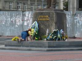 Я вот вижу что даже фашисткому прихвостню и детоудийце стёпке сапоги лижет, так что не обольщайся!