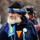 вот тебе сепаратисты которые махали флагом другого гос-ва, почему их СБУ не забрало? Или КАЛОмойский не убил, или их заживо не сожгли как людей в Одессе?