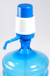 Я щас историю расскажу, до сих пор вспомнить страшно Стояла раньше у меня дома бутыль с водой, обычная, на 19 литров, такая какие в куллеры ставят. Только с помпой, ну как на фото. Краник на ней поворотный, и иногда, когда хотелось пить, его поворачивал и всасывал пару глотков. И однажды так "затянувшись" я почувствовал, что что- то у меня во рту ползает. Стал сплёвывать, но оно держалось и скреблось Короче, в итоге, у меня изо рта выпала такая фигня. Я их раньше дома не разу не видел,откуда она взялась и как она забралась в краник, я без понятия, но эмоции, которые я тогда испытал не забуду долго.