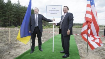 Скоро в Украине Америкосы и Европа будут складировать сво ядерные отходы. Очередное подтверждение что хохлов за л о х о в держат. Ни одна разумная страна мира не будет утилизировать ЧУЖИЕ ядерные отходы.
Тут как говорится ВСЕ ДЛЯ НАРОДА. Дышите полной грудью, л о х и