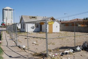 Сам конечно не был в Вегасе, но слышал что на самом деле это большая "деревня", а все эти разноцветные, мигающие, дорогущие казино стоят на одной улице. Как видно на фото, это действительно так...Вот так на самом деле выглядит большая часть Вегаса: