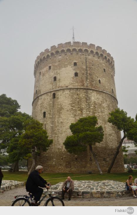 Салоники. Белая башня. Изначально построенная турками как оборонительное сооружение, Белая башня стала печально известной тюрьмой и местом массовых казней. Она была существенным образом реконструирована и побелена после того, как в 1912 году город перешёл под власть Греции. Бывшая «Кровавая башня» превратилась в «Белую башню», которую мы знаем сегодня. Она стала символом города, а также символом греческого суверенитета Македонии.