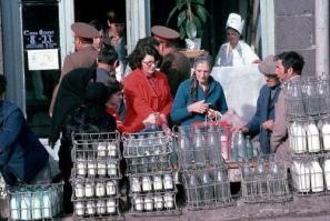 Почему-то именно эта царапнула. Как сейчас вспомнил во дворе у подъезда хрущевки с гастрономом на первом этаже, где я жил в детстве: пердящий 130й ЗИЛок, грохот разгружаемых ящиков и бутылок, матерящиеся грузчики. 34 года, как оттуда переехали.