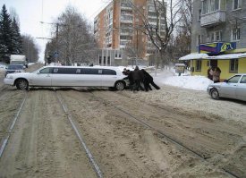 Трамвай сошел с рельс?