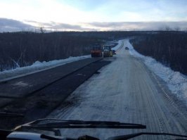 Укладка нового белого нано-покрытия автодороги.