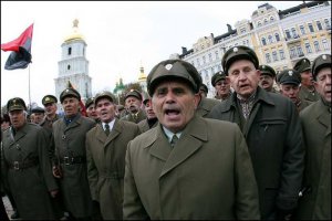 Никто не хочет воевать, кроме молодых и агрессивных шакалов и толстых котов с салом на затылке в два пальца, которым все мало-мало, которые готовы жрать в три горла, давиться, глотая, потрошить трупы на органы, красть, спекулировать оружием, продуктами, отправлять на бойню всех, кроме своих сыночков. Такие в гражданскую ползли по крышам товарняков с мешком сала, жрали шнапс и галеты немецкие во вторую мировую, полученные за карательные операции. Страшно, что не будет им никакокого наказания, понимаете, не будет. Расползутся снова по своим гадючьим норам, чтобы снова всплыть в лихое время. Посмотрите на эти лица, это же не люди, это бесы, их нельзя победить, их нельзя наказать, их нельзя уничтожить, они возрождаются спустя поколения. Все, что можно сделать это регулировать их популяцию, как охотники регулируют популяцию волков. А солдаты ВСУ и не будут воевать - стимула нет. Стимул появляется только при победах, когда есть соблазн военной добычи, тогда все звереют либо при защите своей родины, что есть на стороне ДНР, оттуда и успехи ополчения