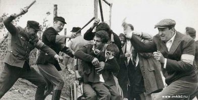 Никто не хочет воевать, кроме молодых и агрессивных шакалов и толстых котов с салом на затылке в два пальца, которым все мало-мало, которые готовы жрать в три горла, давиться, глотая, потрошить трупы на органы, красть, спекулировать оружием, продуктами, отправлять на бойню всех, кроме своих сыночков. Такие в гражданскую ползли по крышам товарняков с мешком сала, жрали шнапс и галеты немецкие во вторую мировую, полученные за карательные операции. Страшно, что не будет им никакокого наказания, понимаете, не будет. Расползутся снова по своим гадючьим норам, чтобы снова всплыть в лихое время. Посмотрите на эти лица, это же не люди, это бесы, их нельзя победить, их нельзя наказать, их нельзя уничтожить, они возрождаются спустя поколения. Все, что можно сделать это регулировать их популяцию, как охотники регулируют популяцию волков. А солдаты ВСУ и не будут воевать - стимула нет. Стимул появляется только при победах, когда есть соблазн военной добычи, тогда все звереют либо при защите своей родины, что есть на стороне ДНР, оттуда и успехи ополчения