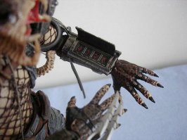 Так вот оказывается что на руке у хищника - кошелек!