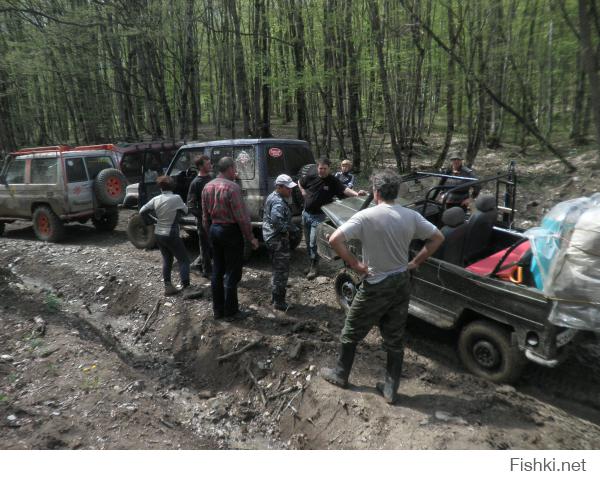 Лет 10 назад батя купил такой аппарат себе, как третий автомобиль в семье, исключительно для внедорожной развлекухи (ибо ни охоту ни рыбалку особо не любит), а вот поноситься по предгорьям в Краснодарском крае, или Кабардино-Болкарии само оно. Конечно туда не своим ходом. Авто грузится в бортовую свою же газель и вперед! В комплектации доработано: нормальные сиденья спереди и диван сзади с рундуками, вместо лавок. Силовые трубы порогов и углов кузова, чтобы доставать из говна за любую точку кузова хайджеком или лебедкой. Всё. Штука аццкая, при своем весе и габаритах творит чудеса. Впереди ехавший уаз в горах сидит в колее по самые окна? Пофиг, выпрыгиваем из колеи в лес,едем моневрируя меж деревьев, кося кустарник. так можно только на квадрике, например, токо на нём ты будешь весь в грязи с ног до головы, а тут - как белый человек. А когда в компании собирается два таких агрегата с командой по 4-5 человек на каждом, то из любой задницы его можно выносить на руках :) Конечно, косяков там масса, конечно нужно много что обслуживать потом. Металл ведь ни ахти-то, после бродов всё дома чистить, сушить мазать. Но ведь и не танк это. Это транспорт образа жизни, настроения, похода, ужина у костра в лесу в горах и т.д. Немного фоток для эстетики ниже....