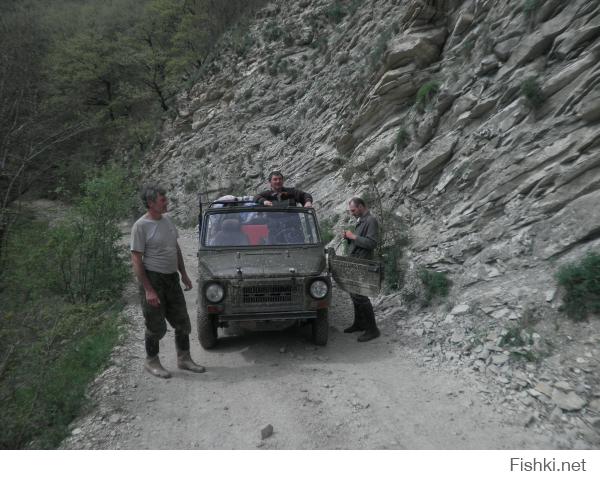Лет 10 назад батя купил такой аппарат себе, как третий автомобиль в семье, исключительно для внедорожной развлекухи (ибо ни охоту ни рыбалку особо не любит), а вот поноситься по предгорьям в Краснодарском крае, или Кабардино-Болкарии само оно. Конечно туда не своим ходом. Авто грузится в бортовую свою же газель и вперед! В комплектации доработано: нормальные сиденья спереди и диван сзади с рундуками, вместо лавок. Силовые трубы порогов и углов кузова, чтобы доставать из говна за любую точку кузова хайджеком или лебедкой. Всё. Штука аццкая, при своем весе и габаритах творит чудеса. Впереди ехавший уаз в горах сидит в колее по самые окна? Пофиг, выпрыгиваем из колеи в лес,едем моневрируя меж деревьев, кося кустарник. так можно только на квадрике, например, токо на нём ты будешь весь в грязи с ног до головы, а тут - как белый человек. А когда в компании собирается два таких агрегата с командой по 4-5 человек на каждом, то из любой задницы его можно выносить на руках :) Конечно, косяков там масса, конечно нужно много что обслуживать потом. Металл ведь ни ахти-то, после бродов всё дома чистить, сушить мазать. Но ведь и не танк это. Это транспорт образа жизни, настроения, похода, ужина у костра в лесу в горах и т.д. Немного фоток для эстетики ниже....