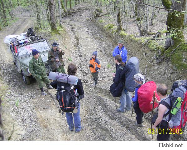 Лет 10 назад батя купил такой аппарат себе, как третий автомобиль в семье, исключительно для внедорожной развлекухи (ибо ни охоту ни рыбалку особо не любит), а вот поноситься по предгорьям в Краснодарском крае, или Кабардино-Болкарии само оно. Конечно туда не своим ходом. Авто грузится в бортовую свою же газель и вперед! В комплектации доработано: нормальные сиденья спереди и диван сзади с рундуками, вместо лавок. Силовые трубы порогов и углов кузова, чтобы доставать из говна за любую точку кузова хайджеком или лебедкой. Всё. Штука аццкая, при своем весе и габаритах творит чудеса. Впереди ехавший уаз в горах сидит в колее по самые окна? Пофиг, выпрыгиваем из колеи в лес,едем моневрируя меж деревьев, кося кустарник. так можно только на квадрике, например, токо на нём ты будешь весь в грязи с ног до головы, а тут - как белый человек. А когда в компании собирается два таких агрегата с командой по 4-5 человек на каждом, то из любой задницы его можно выносить на руках :) Конечно, косяков там масса, конечно нужно много что обслуживать потом. Металл ведь ни ахти-то, после бродов всё дома чистить, сушить мазать. Но ведь и не танк это. Это транспорт образа жизни, настроения, похода, ужина у костра в лесу в горах и т.д. Немного фоток для эстетики ниже....
