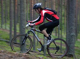 Блииииин, круто-то как! А вот знаете что, не вертолёт захотелось так погонять. Ассоциация возникла другая. Обычно в тёплое время по таким вот дорожкам в лесах Ленобласти обожаю гонять. Желательно с близкими к показанным скоростям, чтобы от близкорасположенной листвы и веток на большой скорости появлялось в глазах такое же размытие. Падать, конечно будет больнее, чем вертолёту Но ощущения не хуже. Тут, правда есть минус у двохколёсного брата: 3D эффект со взмытием вверх на велике не сотворить. А ролик класс! Пойду готовить технику к сезону, ибо уже не за горами.