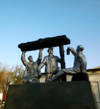 Ура!!! Вот и мой родной город засветился на Фишках! Хоть уже там не не живу постоянно 15 лет, но бываю регулярно. Памятник шахтёрам (крепильщикам) этот стоит в центральном парке города. на заднем плане обратная сторона городского ДК. На фото он же, с лицевой стороны и памятник с другого ракурса. Один только вопрос: какие локомотивы там будут чинить, если в городе ещё 10 лет назад все остатки служебных межшахтных железных дорог порезали и сдали на металл. Ветку ЖД на экскаваторный завод сняли ещё ранее, в 90-х, одна будка сторожа переезда только осталась. И кстати. Вот бились там за Дебальцево, как за важный узел ЖД дороги, по которому можно гонять товары и гуманитарку из России. Так вот, до середины 90-х годов была ПРЯМАЯ ветка от крупного ЖД узла в России Лихая на станцию Изварино (погранпереход Донецк) и далее на Луганск. Ее ещё пленные немцы строили по пересеченной местности. И что? Почему про нее молчат? Там менее 50 км пути? А потому что ее так же в 90-х порезали всю на металл, а кирпичные эстакады разобрали на материал. Воистину: что имеем не храним. А теперь бы очень пригодилось. А хрен