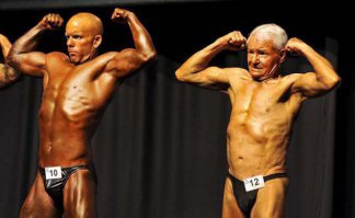 А чем вам эта фотка не угодила? Типа слишком старый для соревнований? Так чувак слева тоже не особо блещет молодостью это раз, а во вторых они находятся в примерно одинаковой форме. Так что дедок вполне заслуженно на этом чемпионате выступает.