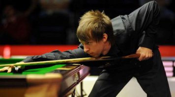 про снукеристов (и бильярдистов вообще) можно отдельный пост делать.
в топ-32 куча левшей, не считая, конечно, Ронни, которому все равно, какой рукой играть