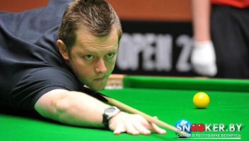 про снукеристов (и бильярдистов вообще) можно отдельный пост делать.
в топ-32 куча левшей, не считая, конечно, Ронни, которому все равно, какой рукой играть