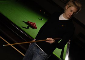 про снукеристов (и бильярдистов вообще) можно отдельный пост делать.
в топ-32 куча левшей, не считая, конечно, Ронни, которому все равно, какой рукой играть