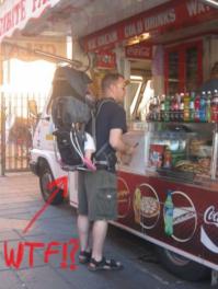 Не поняла что здесь не так, автор наверное не видел таких слингов. Удобная вещь в путешествиях и походах на длинные дистанции...