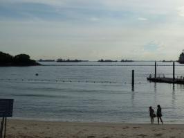 На Сентозе есть пляжи и купаться там можно. Правда водичка чистотой не отличается