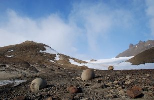 Добавлю!
Остров Чампа, Россия, "Необъяснимый остров круглых камней"
