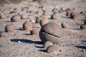 Добавлю!
Остров Чампа, Россия, "Необъяснимый остров круглых камней"