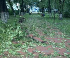 Если убрать фотки с изображением града, то можно принять за какой то артобстрел жилых кварталов. Назвать типа "Последствия обстрела градом жилых кварталов" и обозначить какой нибудь город в горячей точке, всё, готовый говновброс)))