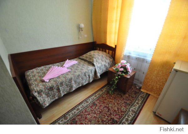 Я в шоке! Директора давно пора сажать за такую халатность. У нас в городе тоже есть санаторий - сравните сами. Специально выбирал фото по которым нельзя догадаться где именно и как называется, чтобы не сочли за рекламу. Люди едут ОТДЫХАТЬ, а там разруха как после гражданской войны. У нас есть и vip и прочая фигня, но ведь не зависимо от того сколько денег человек потратил отношение к нему должно быть человеческое.