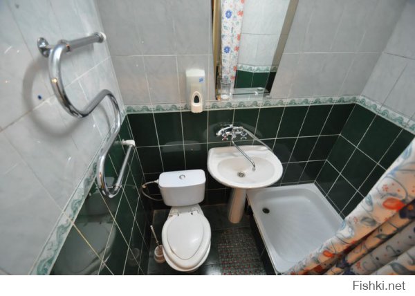 Я в шоке! Директора давно пора сажать за такую халатность. У нас в городе тоже есть санаторий - сравните сами. Специально выбирал фото по которым нельзя догадаться где именно и как называется, чтобы не сочли за рекламу. Люди едут ОТДЫХАТЬ, а там разруха как после гражданской войны. У нас есть и vip и прочая фигня, но ведь не зависимо от того сколько денег человек потратил отношение к нему должно быть человеческое.