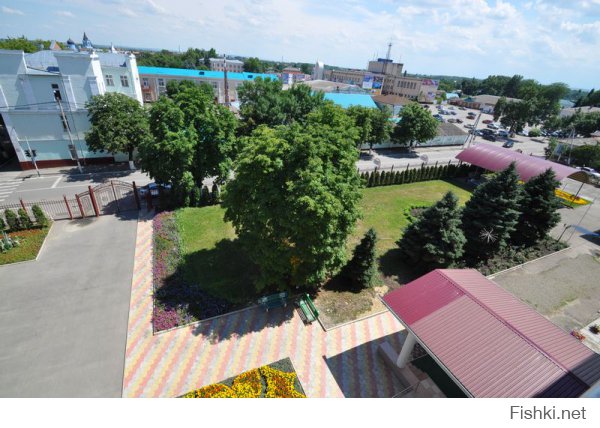 Я в шоке! Директора давно пора сажать за такую халатность. У нас в городе тоже есть санаторий - сравните сами. Специально выбирал фото по которым нельзя догадаться где именно и как называется, чтобы не сочли за рекламу. Люди едут ОТДЫХАТЬ, а там разруха как после гражданской войны. У нас есть и vip и прочая фигня, но ведь не зависимо от того сколько денег человек потратил отношение к нему должно быть человеческое.
