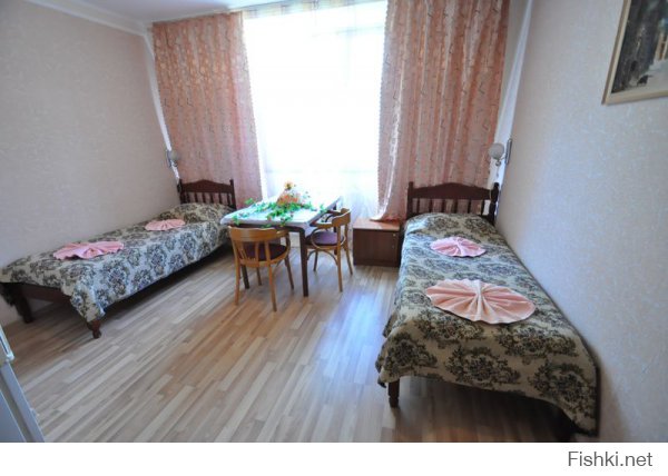 Я в шоке! Директора давно пора сажать за такую халатность. У нас в городе тоже есть санаторий - сравните сами. Специально выбирал фото по которым нельзя догадаться где именно и как называется, чтобы не сочли за рекламу. Люди едут ОТДЫХАТЬ, а там разруха как после гражданской войны. У нас есть и vip и прочая фигня, но ведь не зависимо от того сколько денег человек потратил отношение к нему должно быть человеческое.