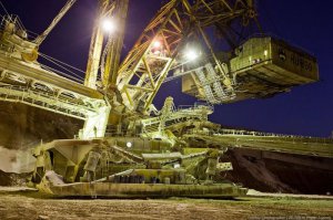 Шагающий экскаватор KU-800 смотрит на все это с недоумением.