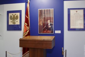 Эта б.л.я.ди.на рядом с флагом РСФСР п.и.з.д.Ит. Жаль не мочканули этого гандона.