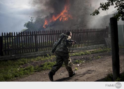 Горящий Донбасс в фотографиях мировых информагентств, 48 фото, 18+