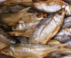 А как же вобла ? Чёрный хлеб ? Я всегда друзьям за рубеж вожу !