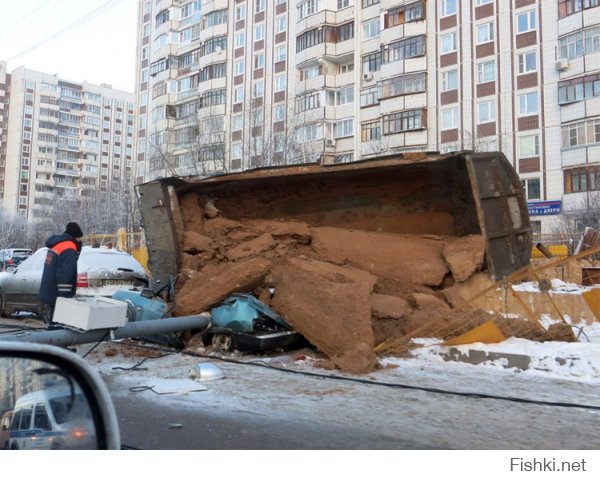 Тем временем 29 декабря в Зеленограде перевернулся самосвал с песком