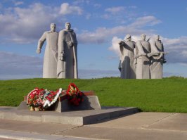 Я в Зеленограде с 1968г. живу. Когда приехали с родителями (почти в центре города 1-ый микрорайнон) была землянка и окопы обороняющихся Панфиловцев. Сейчас они засыпаны и посажены цветы ! 
 С удовольствием добавлю ещё немного истории, так как я вырос на этой земле.
   ПЕРВЫЕ БОИ 316-Й СТРЕЛКОВОЙ

В связи с вероломным нападением Германии на СССР и стремительным наступлением фашистских войск вглубь нашей страны 5 июля 1941 г. бюро ЦК среднеазиатских республик предложило создать на территории округа добровольческие воинские формирования. Двенадцатого июля 1941 г. командующий округом генерал Трофименко по согласованию с Генеральным штабом издал приказ №0044 о создании 316-й стрелковой дивизии под командованием генерал-майора Ивана Васильевича Панфилова.

Численный состав дивизии определялся в 11 тыс. человек. Командирами стрелковых полков (с.п.) были назначены: 1073-го с.п. — Г.Е. Един (комиссар П.В. Логвиненко), 1075-го с.п. - И.В. Капров (комиссар А.Л. Мухамедьяров), 1077-го с.п. — З.С. Шехтман (комиссар А.М. Корсаков). Артполком командовал Г.Ф. Курганов.

После месячной военной подготовки и комплектования 17 августа 1941 г. дивизия отправилась из Средней Азии на фронт в Новгородскую область(район Боровичи) в состав 52-й армии. По прибытии пешим порядком в Крестцы дивизия продолжила заниматься военной подготовкой. В связи с критической обстановкой в районах Смоленска и Волоколамска 10 октября 1941 г. дивизия была передислоцирована в этот район.

В полосе, куда прибыла дивизия Панфилова, не было других сил и средств для создания сплошной обороны. Нужно было любыми средствами остановить врага, рвущегося к Москве. Командующий фронтом Г.К. Жуков 13 октября 1941 г. приказом №0346 запретил отход с порученного рубежа в районе Волоколамска. Полоса обороны для дивизии была определена в 41 км. Полки расположились следующим образом: 1075-й с.п. — слева, 1073-й с.п. — в центре, 1077-й с.п. — справа. Четырнадцатого октября 1941 г. первый ожесточенный бой с превосходящими немецкими войсками принял на левом фланге 1075-й с.п. Создалась угроза его окружения. Посланный на помощь резервный батальон в составе 600 человек был полностью уничтожен, погиб и его командир капитан М. Лысенко. Это был первый героический, но трагический бой панфиловцев.

16 октября 1941 г. немецкое командование бросило на дивизию Панфилова еще 4 дивизии — две пехотные и две танковые (100 танков). Восемнадцатого октября 1941 г. противник, стремясь окружить и уничтожить дивизию Панфилова, ввел в бой еще 150 танков и полк мотопехоты. Героически сражаясь, наши бойцы ценой жизни защищали каждый метр родной земли.

Неся огромные потери, немецкие войска упорно рвались к Москве. Нависла реальная угроза над столицей. К 27 октября неприятель, бросив на Волоколамск еще 125 танков, захватил его. Это далось захватчикам обильной кровью и провалом плана молниеносной войны.

За мужество и героизм в октябрьских боях 19 панфиловцев 7 ноября 1941 г. были награждены орденами Красного Знамени, в том числе политрук В.Г. Клочков, комиссар П.В. Логвиненко, командир дивизии И.В. Панфилов и др. Наступление немецких войск было остановлено.

У РАЗЪЕЗДА ДУБОСЕКОВО

Немецкое командование готовилось к новому решительному штурму Москвы. Стало известно, что противник с этой целью сосредотачивает ударную группировку в составе 5 армейских корпусов, 2 моторизованных корпусов, 4 танковых дивизий. Основной его целью было прорвать линию обороны, выйти к Волоколамскому шоссе и к декабрю овладеть Москвой.

На левом фланге, в том самом месте, где, обогнув небольшую возвышенность у деревни Нелидово, шоссе подходит к разъезду Дубосеково, держало рубеж подразделение, где политруком был Василий Клочков. Разведчики дивизии доложили, что именно на этом участке немцы и сосредоточили крупные пехотные и танковые части.

15 ноября 1941 г. И.В. Панфилов побывал на позициях 4-й роты 1075-го с.п. После некоторых замечаний по выбору позиций и оборудованию траншей напомнил: «Помните приказ — держать этот рубеж, хотя бы вся немецкая армия пошла на вас».

Вспоминает оставшийся чудом в живых Григорий Шемякин: «Утро... 16 ноября было тихим, пасмурным, морозным. Оно началось, налетом звена вражеских бомбардировщиков, а затем сильным артиллерийским и минометным обстрелом. Не успел еще затихнуть грохот взрывов и рассеяться дым, как на траншею и окопы в атаку бросились автоматчики. Они считали, что после такой бомбежки и артобстрела никого в живых не может быть. Но красноармейцы мужественно отразили атаку идущих в полный рост немцев. На поле боя осталось лежать несколько десятков фашистов. Это было только начало боя, начало испытания стойкости и героизма наших бойцов, хотя и у нас были потери. И вдруг... К разъезду двинулась колонна немецких танков. Нам помогали сама жизнь, школа, патриотическое воспитание, ответственность за товарищей, за Родину, стойкость и мужество, готовность преодолеть страх, но выполнить приказ «отступать некуда». В эти страшные минуты бойцы не дрогнули перед лицом смертельной опасности. Четыре часа длился бой, кончались патроны, бутылки с горючей смесью, гранаты...» От Зеленограда до Волоколамского шоссе был рубеж обороны армии Панфилова. 
Фотографии памятников Героям Панфиловцам под Волоколамском