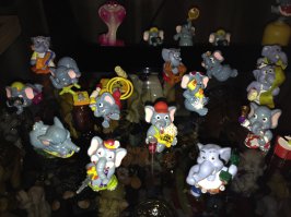 У меня в них внучка играет. Очень большая коллекция. Жена себе оставила слоников. Их сейчас можно купить на различных сайтах. В Европе их коллекционируют с давних времён. Мы тогда жили в СССР и не знали, что такое киндер-сюрприз.